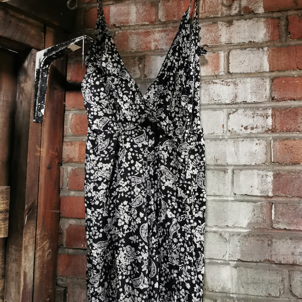 3/10$ Black and White Floral Jumpsuit